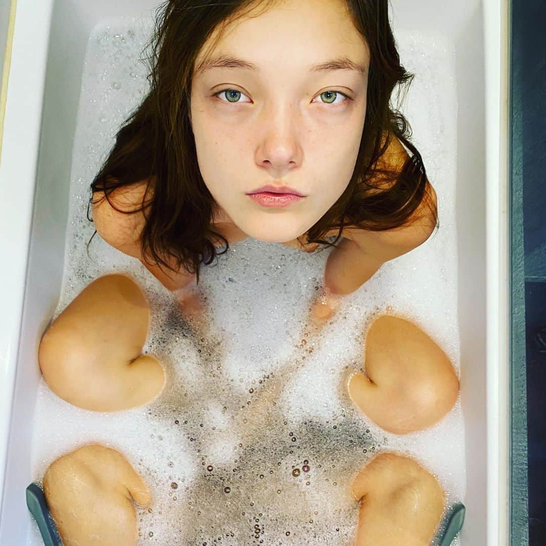 ユミ・ランバートのインスタグラム：「Never alone 🛀」