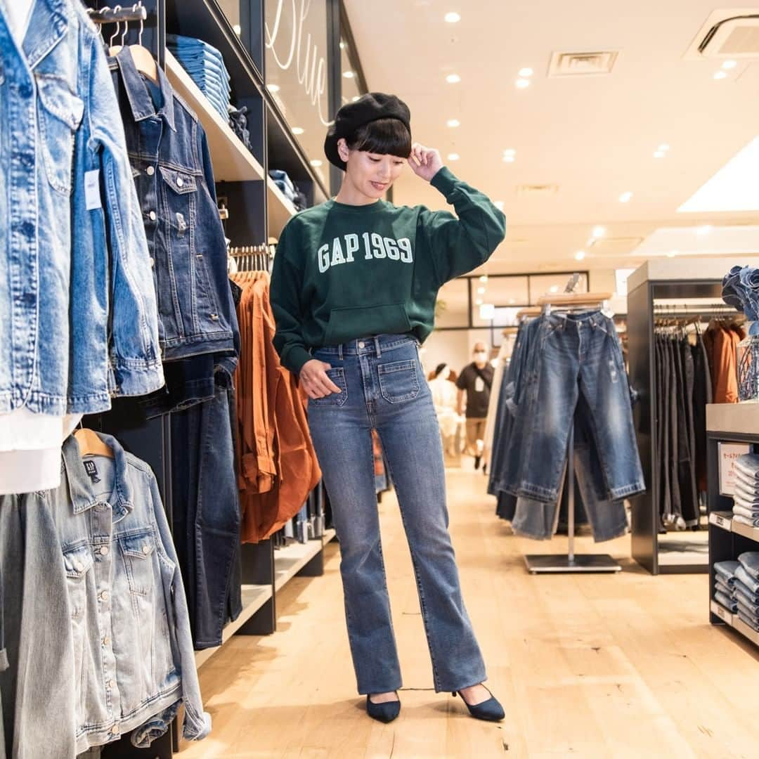 Flagsさんのインスタグラム写真 - (FlagsInstagram)「【Denim ADDICTが教えるお悩み別デニム選び】  デニムとトレンドを知り尽くしたDenim ADDICTがベストなアイテムをご紹介！ 沢山あるデニムの中から自分にあったシルエットを着こなして。 ・ 〈写真１枚目〉 【脚が長く見えるデニム】 ウエストが高く、もも周りから裾にかけたフレアが脚長効果バツグン！ トップスは小さめでウエストまわりを見せるのがポイント。  ハイライズパッチポケットフレアジーンズ：￥5,446+tax ・ 〈写真２枚目〉 【太ももがスッキリ見えるデニム】 ヒップから太ももにかけての程よいゆとりと、徐々に細身になっていく女性らしいシルエット。GAP人気のシリーズでカラバリも豊富！  ソフトウェアミッドライベストガールフレンドジーンズ：￥5,446+tax ・ 〈写真３枚目〉 【動きやすくて柔らかいデニム】 生地がとっても柔らかく、ハイウエストで脚長効果。 トレンドの丸みのあるラインがかわいい。  ハイライズバレルジーンズ：￥5,446+tax ・ 〈写真４枚目〉 【ショートブーツに合うデニム】 フィットするストレートで程よく短いクロップ丈は、 ショートブーツとのバランス◉。  ハイライズチーキーストレートジーンズ：￥5,446+tax ・ 【1F/GAP】 ・ Flags（フラッグス） @shinjuku_flags ・ レポーター わたひきあやこ @watahiki.watako ・ 動画はFlags公式YouTubeチャンネル・IGTVで公開しています。 このInstagramアカウントのプロフィールページの URLからチェックして見てくださいね ・ Facebookでご覧の方は、こちらから https://www.youtube.com/c/FlagsChannel﻿   #Flags #GAP #ギャップ #GAPKIDS #GapBody #GapFit #デニムファッション #デニム #カジュアルファッション #DenimADDICT #GAPDENIM #ハイウエスト #パンツスタイル #流行ファッション #秋冬ファッション #デニムスタイル #わたひきあやこ #フラッグス #新宿フラッグス #新宿 #Shinjuku #新宿駅 #東京 #tokyo #買い物 #買い物好き #新宿買い物 #新宿ショッピング #新宿スタイル #駅近」10月9日 18時00分 - shinjuku_flags