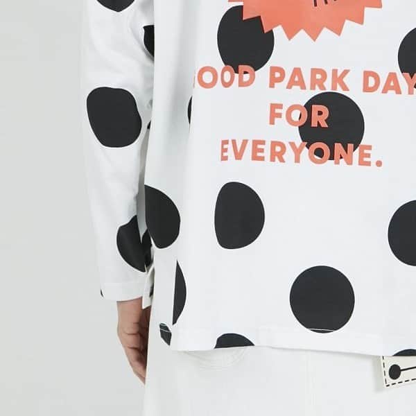 のインスタグラム：「〈FRAPBOIS PARK -2'nd delivery-〉  2020年7月、あたらしいコンセプトをかかげた新レーベルがデビュー。 第2弾となる今回は、前回に引き続きグラフィックデザイナーの中村浩恵さんとジョイン。 フラボアのアイコンでもあるドットとボーダー柄を現代風にアレンジし、モノトーンでストリートなアイテムに仕上げました。  -中村浩恵(なかむらひろえ)-  グラフィックデザイナー。 武蔵野美術大学空間演出デザイン学科中退後、2007年から2013年まで株式会社ナカムラグラフに在籍。 2013年に独立し、アパレルブランドのカタログ、ムック本、書籍など紙媒体を中心にディレクション、デザインを手がける。  Cut and Sewn All 6,900yen+tax  #frapbois #フラボア #frapboispark #フラボアパーク #hiroenakamura #中村浩恵 #graphicdesign #グラフィックデザイン #longtshirt #ロングtシャツ #ロンt #dot #ドット #水玉 #みずたま #border #ボーダー #genderless #ジェンダーレス #relax #リラックス #relaxwear #リラックスウェア #street #ストリート #streetwear #ストリートウェア #tokyo #japan」