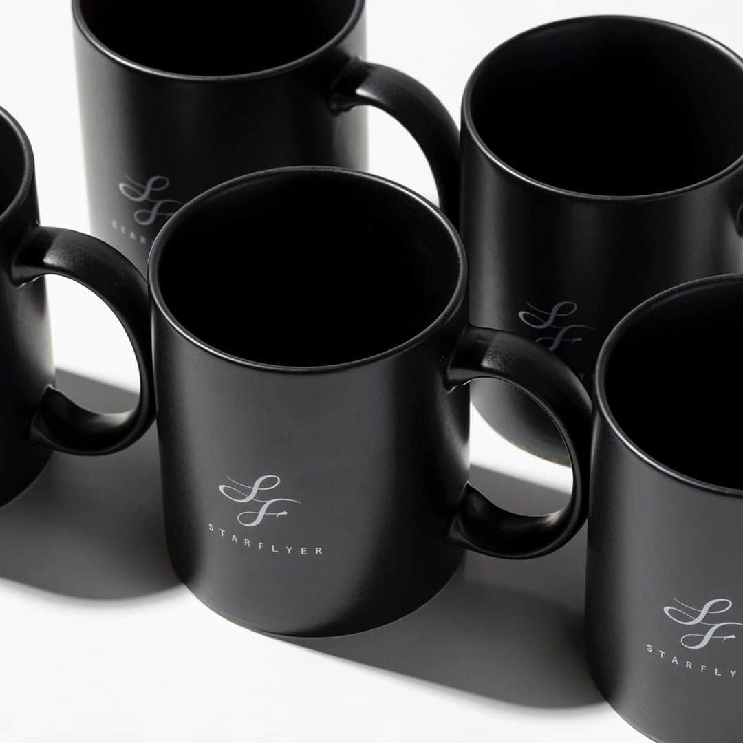 スターフライヤーさんのインスタグラム写真 - (スターフライヤーInstagram)「【オンラインショップの人気商品ご紹介✨】﻿ ﻿ STARFLYER BLACK MUG スターフライヤーマグカップ﻿ ﻿ リビングでも、オフィスでも使い勝手のよいマグカップはスターフライヤーを象徴するブラック🥰 マットな質感は落ち着いた印象です☕️﻿ ﻿ 詳しくはプロフィールのURLをチェック✔︎﻿ ﻿ マグカップ　¥1,500 (税込)﻿ ﻿ ﻿ ﻿ #スターフライヤー﻿ #星悅航空﻿ #STARFLYER﻿ #オンラインショップ﻿ #オンラインショップで販売中﻿ #マグカップ﻿ #コップ  #スタフラグッズ﻿ #エアライングッズ」10月9日 18時04分 - starflyerjapan