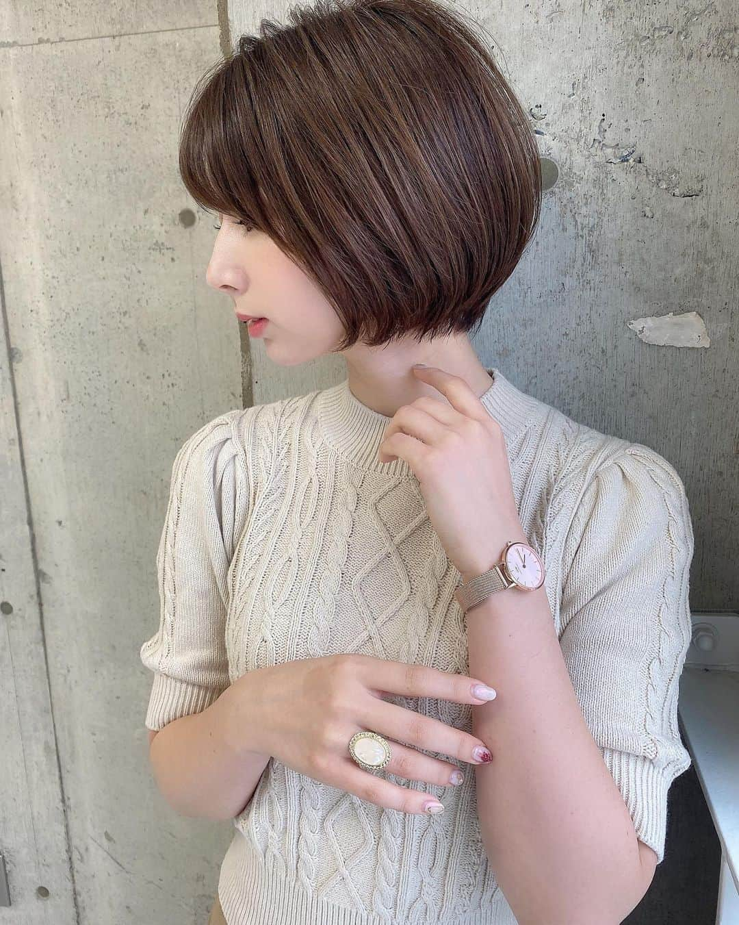 北川りなさんのインスタグラム写真 - (北川りなInstagram)「@ryooogq さんに撮っていただいた サロモデータが素敵すぎるので 徐々にアップしていく♪♪  カットもしてもらって、とってもいい😍  tops @michellmacaron_official  watch @danielwellington   服とアクセサリーとヘアスタイルの組み合わせが最高すぎる♡♡  #michellmacaron #ミシェルマカロン#マカロンコーデ #ダニエルウェリントン #dwピンクメッシュ #ショートヘア#ショートボブ #サロンモデル#サロモ#ショートモデル #サロモ名古屋#秋コーデ#ニット #ショートスタイル #岐阜サロンモデル #ファッション#code #fashion#ootd」10月9日 18時06分 - ri.s215.na