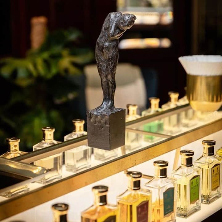 のインスタグラム：「This weekend is your last chance to see the beautiful pieces by Timothy Harris and @thomasmerrett on display at our shop on 89 Jermyn Street. This is just one of eleven stops along the @qestcraft trail which you follow yourself in celebration of @londoncraftweek.⠀ ⠀ #FlorisLondon #LCW2020 #LondonCraftWeek #StJamesLondon #ThisIsLondon #RegentStreet #QEST30 #QEST」