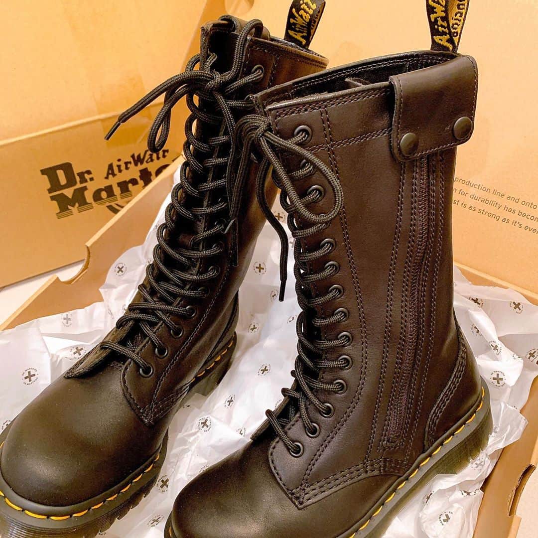 西脇彩華さんのインスタグラム写真 - (西脇彩華Instagram)「＊ お気に入りブーツ🤍🤍 ・ Thank you @drmartens_japan 🌈🍓🦄✨😊 大好きな #14ホール かわいいし、ファスナーついてて脱ぎ履きが楽すぎます😭😭🍒 ・ #drmartens #drmartensstyle #14hole #boots #秋服 #togapulla #toga #love #fashion #japan #tokyo #japanese #drmartensjapan」10月9日 18時12分 - chapon_930