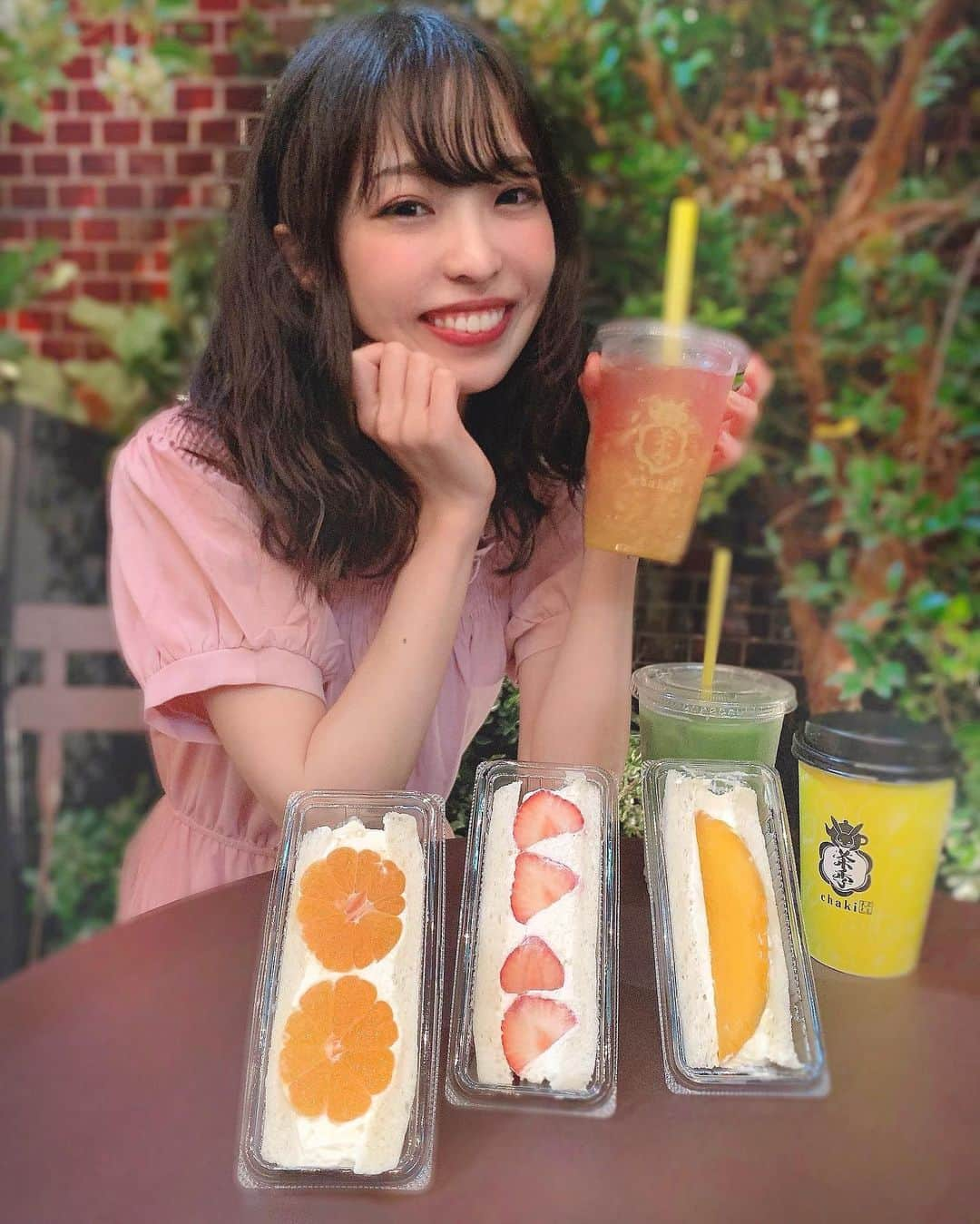 白井佑奈さんのインスタグラム写真 - (白井佑奈Instagram)「. . #茶季  #eatplayworks  . 👑大きな果物が詰まったフルーツサンド👑 . . ＊フルーツサンド みかん、いちご、マンゴー . 大きいフルーツがたぁぁぁっぷりの生クリームに挟まってて、ボリューム満点💗 . 横から生クリームがプニュって出てきちゃうから、食べるのが大変だったぁ🥺❤️ . . EAT PLAY WORKSのレストランは全体的にふらっと立ち寄って、サッと食べられる印象だったよ◎ . . . ＊＊＊＊＊＊＊＊＊＊ 茶季 @chaki__hiroo  東京都渋谷区広尾5-4-16 ＊＊＊＊＊＊＊＊＊＊ . プロフィールリンクはこちら👉 @yuna_smile0130  . . . #広尾 #広尾グルメ #広尾カフェ #広尾ランチ #東京カフェ #東京グルメ #渋谷グルメ #麻布十番カフェ #イートプレイワークス #タピオカ #フルーツサンド #フルーツティー #ティーカクテル #フルーツカクテル #パフェ巡り #フルーツサンド専門店 #飲食店応援 #グルメな人と繋がりたい #カフェ巡り好きな人と繋がりたい #かふぇすたぐらむ #ガールズプレス #食スタグラム #japanesegirl #fff #gourmet #instafood #chaki」10月9日 18時14分 - yuna_smile0130