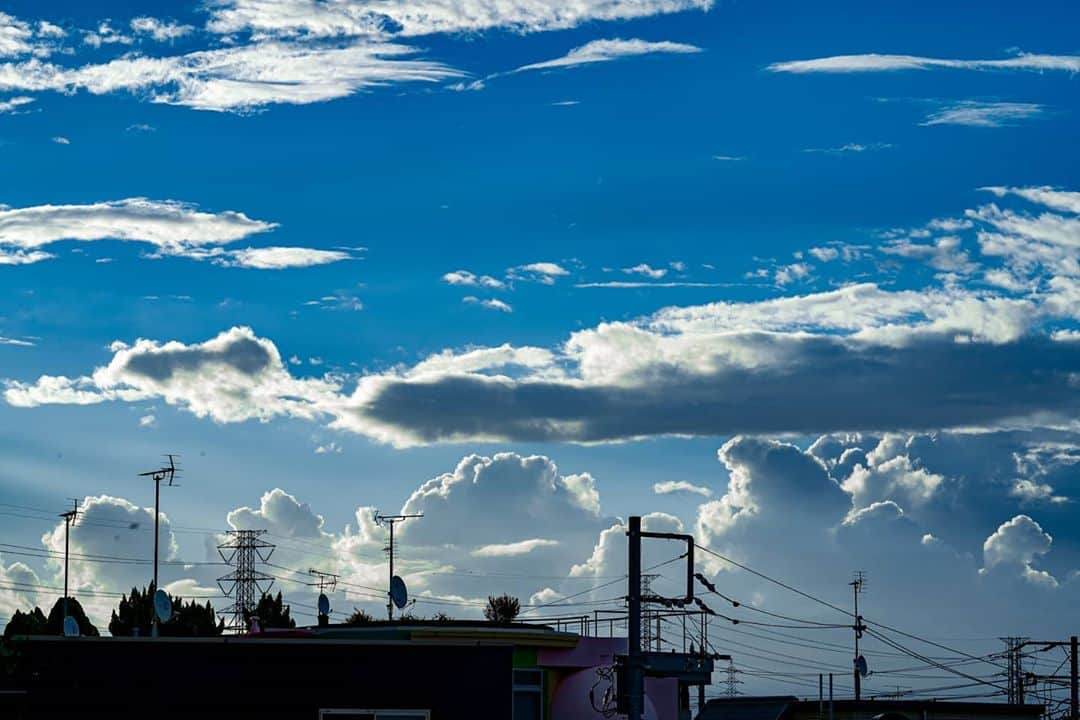 6151のインスタグラム：「嵐の跡｜嵐の夜が明けた朝、日の出と共に姿を現した雲のカタチ。肉眼では見えなかった遠くの街まで続く電線と雲の重なり。  ---  SONYフルサイズミラーレス一眼 「α7C」で撮影した写真とコラムを公式サイトにて掲載中です。  SONY α Universe スペシャルコンテンツ 「NEWgeneration」 sony.jp/ichigan/a-universe/special_newgen/  #ソニー #フルサイズミラーレス #α7c #SEL135F18GM #newgeneration #sony #alpha #sonyalpha #alphauniverse #a7c #撮影 #camera」