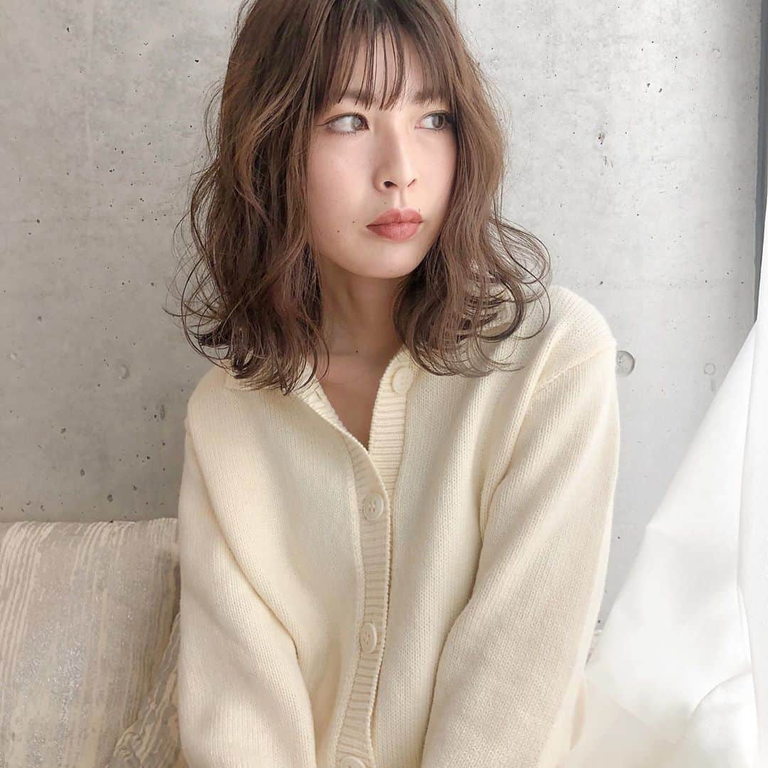 のインスタグラム：「. 大人のくびれミディアムにこの秋冬にぴったりなまろやかビターブラウン 🤍 もちろんブリーチなしで可能です ✨ . 透けちゃうブラウンなので柔らかい雰囲気でより女性らしく 。 . 秋冬のお洋服にとっても馴染む大人な長さと色味でとってとオススメです 🥰 . . #hamada_hair」