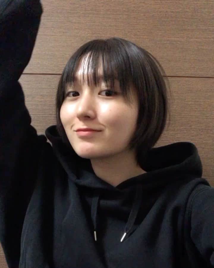 のインスタグラム：「切りたくて切りたくて 切っちゃいまして、 色々と楽です、 直毛なのでノーセットでもさらさら~  初めてこんな短いから どきどきでした、今もどきどき🤍 @le_tournesol10 ✂︎」