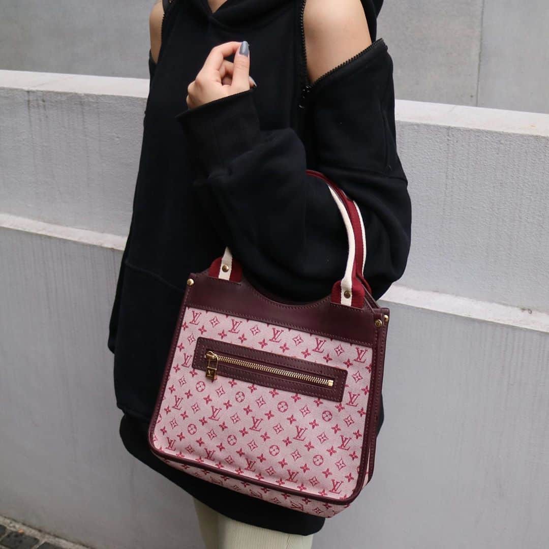 のインスタグラム：「Louis Vuitton SAC KATHLEEN  from 2004.    📌This item is not available on the webstore, send us a DM for more information.  Free Shipping Worldwide✈️ info@amorevintagetokyo.com  #ヴィンテージ #ルイヴィトン  #ヴィンテージルイヴィトン #ヴィンテージブランドブティック #アモーレ #アモーレトーキョー #表参道 #青山 #東京 #louisvuitton #vintage #vintageLouisvuitton#LouisVuittonvintage#amoretokyo  #amorevintage」