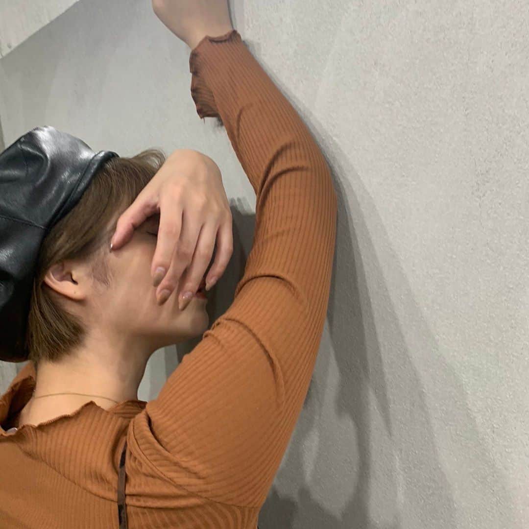えなちぃのインスタグラム：「ベレー帽も発売するよ🥺 このメロウトップス、 なんでも合うから嬉しい❤️」
