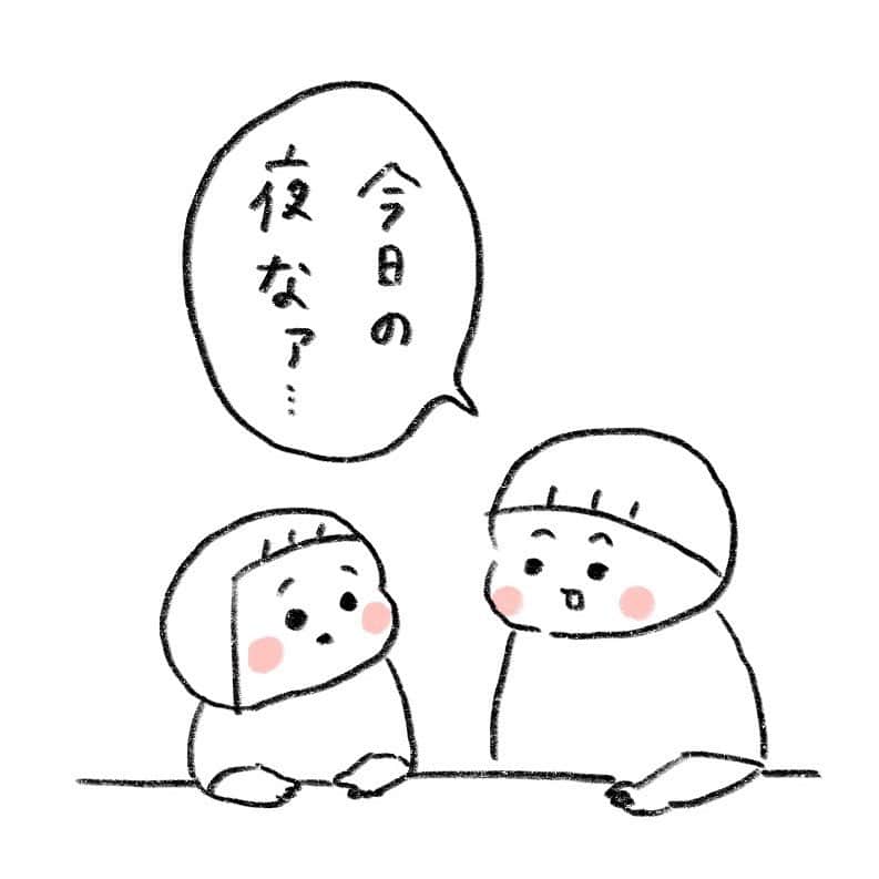hibi家のムスコとムスメのインスタグラム：「今朝の2人の会話。金曜日の夜は2人で大好きなアニメが見れるから仲良く並んで見てる📺（まさに今）  #兄妹#3歳差兄妹」