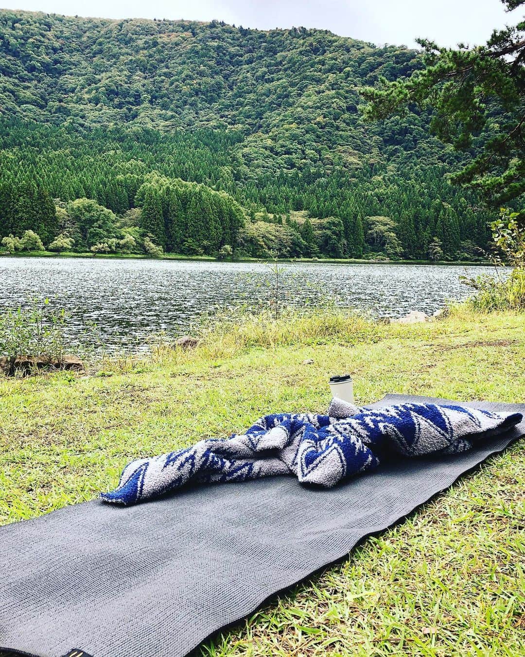 三星マナミのインスタグラム：「・ ・ すっかり秋らしくなってきた🍁 時期に山は紅葉シーズン⛰ ・ 今日は久々に外でのヨガセッション🧘‍♀️ 風が冷たくて… 身体いっぱいに秋の空気を感じることが出来ました🌿 ・ メディテーションで 身体と呼吸と心を繋げて今を感じて… とてもとても良い時間になった💚 ・ ・ その後の温泉が最高だった事は言うまでもなく…😊 そして夕焼けがとてつもなく素敵で… 今日の1日も「ありがとう💛」と感謝の気持ちと込み上げる熱い想い。 ・ ・ トトノイマシタ💫 ・ ・ #yoga #メディテーション #身体と呼吸と心をつなぐ #自然感じる日常 #outdoorlife  #田舎暮らし #自分がやりたい事 #自分を活かして」