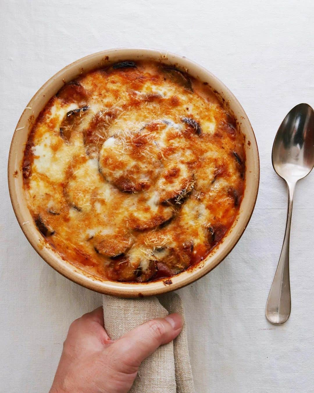 樋口正樹さんのインスタグラム写真 - (樋口正樹Instagram)「eggplant lasagna . 今夜はナスとチーズと ミートソースを重ねた おいしいオーブン焼き。 ３種類のチーズ使って あつあつとろりの一皿。 . . #オーブン焼き #茄子のラザニア #ナス料理 #モッツァレラ #パルミジャーノレッジャーノ #タレッジョ #あつあつ #とろり #eggplantparmesan #melanzane #melanzaneallaparmigiana #mozzarella #parmigianoreggiano #Taleggio #f52grams #eeeeeats #foodstagram #foodie #foodphotography #italianfood」10月9日 18時30分 - higuccini