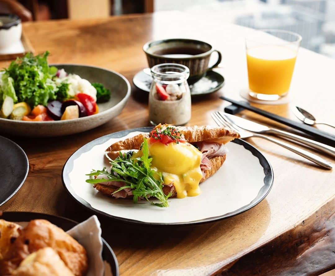 Andaz Tokyo アンダーズ 東京さんのインスタグラム写真 - (Andaz Tokyo アンダーズ 東京Instagram)「シグネチャーディッシュのエッグベネディクトはお召し上がりいただきましたか？🍳🥐 ほうれん草のソテー、シャンパンハム、トマトのオランデーズソース、ルッコラを温かいサクサクのクロワッサンと一緒にご堪能ください。ザ タヴァン グリル＆ラウンジ、またはルームサービスにてお楽しみいただけます😋  Have you tried our signature Eggs Benedict? 🍳🥐  With sauteed spinach, champagne ham, tomato hollandaise and rocket atop a warm, crisp croissant, enjoy this breakfast comfort dish at The Tavern - Grill & Lounge or with Room Service during your next stay 😋  #ステイケーション #朝ごはん #ホテル朝ごはん #gotoトラベルキャンペーン #gotoトラベル #staycation」10月9日 18時42分 - andaztokyo