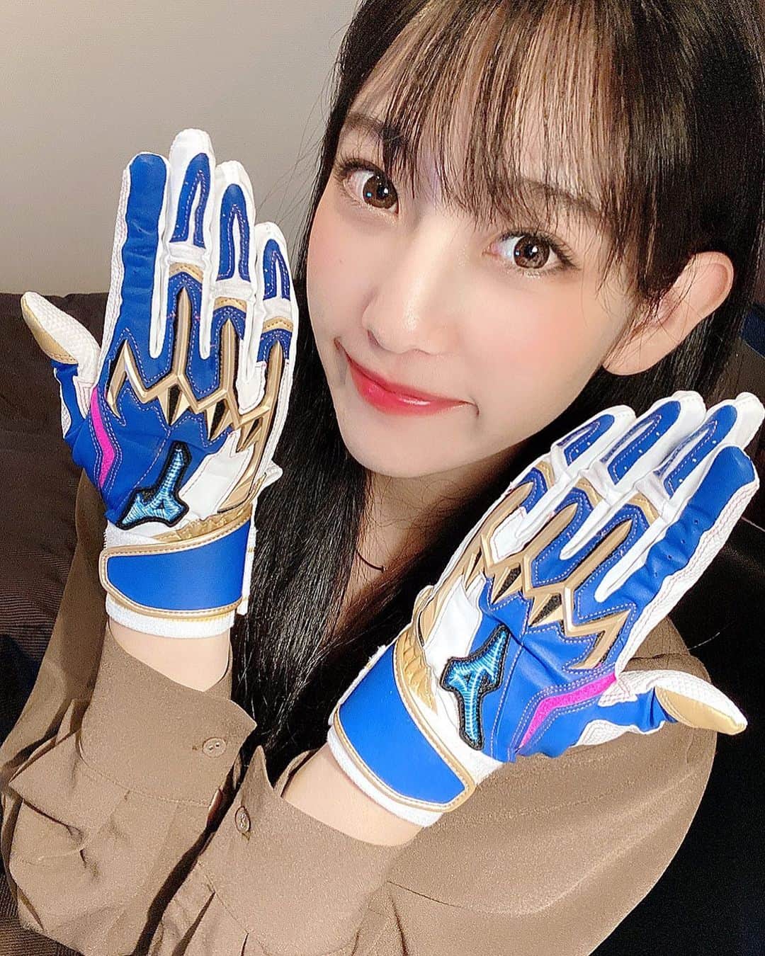 のインスタグラム：「今日読売テレビさんで放送する 【阪神タイガース🆚横浜DeNA】戦に 副音声ゲストで出演する予定でしたが、 雨天中止の為17日にスライドする事になりました！ . . 17日私は別件でお仕事があるので 参加できません。 応援してくださった皆様には 申し訳ないですが別の場所で 顔晴ってます🤗☘️ . . . なにより沢山の皆様が応援してくださり そして勝てた事本当に嬉しいです♪♪ . またの機会があれば また顔晴ります‼️ . . 今日はミズノオオサカ茶屋町店で 2020限定プレミアムモデル ダイバーシティブルーの 手袋購入しちゃいましたー😆💕💕 なまら可愛い😍❤️ . . . またまた野球も顔晴りますよー✨✨ . . #野球 #野球女子 #女子野球 #プロ野球 #副音声 #解説実況 #地上波 #阪神タイガース #横浜denaベイスターズ #読売テレビ #舞台 #モデル #女優 #椿梨央」