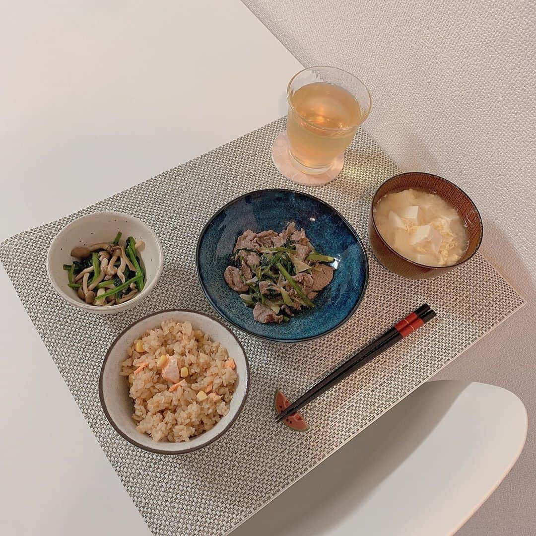 斉藤優里さんのインスタグラム写真 - (斉藤優里Instagram)「ご飯🍚﻿ ・長ねぎと牛肉の旨塩炒め﻿ ・ほうれん草のソテー﻿ ・鮭とコーンの炊き込みご飯﻿ ﻿ やっぱり美味しくてもう1回、﻿ #鮭とコーンの炊き込みご飯 作っちゃった🌽♡﻿ ﻿ コメントで作り方を教えて下さい！っていうのを﻿ 見つけたので簡単にですが書きますね🐶🌼﻿ お釜の中に洗ったお米をいれたら﻿ 酒 みりん 醤油 白だし をいれて軽く混ぜる﻿ コーン 鮭をいれたら後は炊かれるのを待つだけ！﻿ 炊けたらお好みでバターをちょっと﻿ いれてからかき混ぜて完成です🧸❣️﻿ ﻿ 是非とも皆さん作ってみてね♡﻿ ﻿ ﻿ ﻿ #斉藤優里 #ゆったん﻿ #たんたんたんゆったんたん( •ㅈ• )﻿ #ゆったんのお料理日記﻿ #ご飯 #もぐもぐ #🍚﻿」10月9日 18時35分 - yuuri_3ito