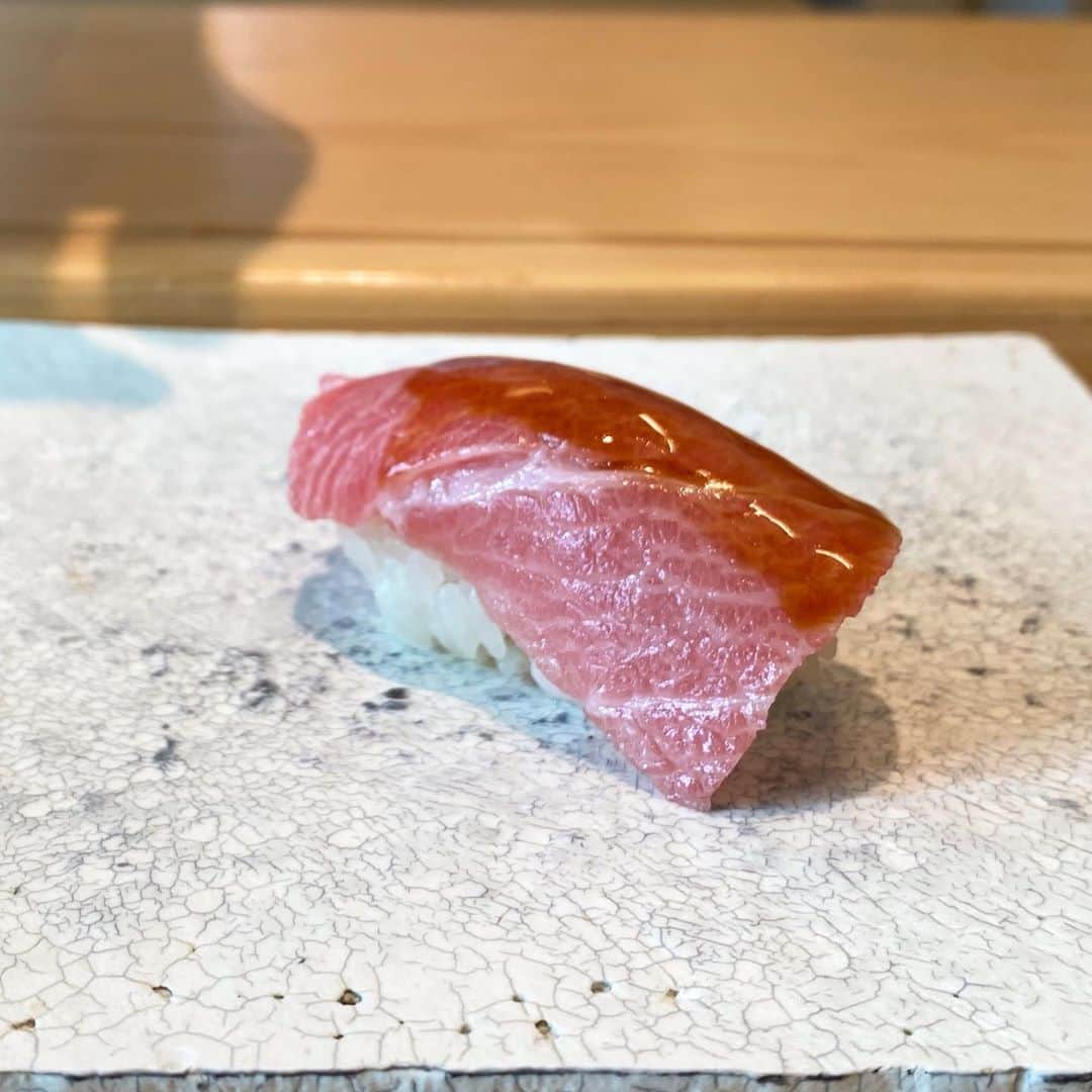 東京外食女さんのインスタグラム写真 - (東京外食女Instagram)「#鮨なんば #日比谷 . . この日はお客様に出せる ネタが入らなかったとのことで 大好物の赤身は無し。 . 代わりにトロが2回出るそう。 . . でもやっぱりトロ2回よりは 別のネタか赤身食べたかったなあと。 . 仕入れによって自分の 望みが叶わない時はやるせない 気持ちになってしまいます。 . . . マグロはもう諦めるとして、 お品書きにあるウニといくらに 期待です！ . . まだまだ若いのか、 魚卵や脂ものが 大好きなんですよね(^^;; . . 大きな赤ウニを 手のひらに並べて 優しく握りあげる。 . 写真を撮りながら素早く 口へ放り込む。 . . 口の中で徐々にほどける シャリと赤ウニたち。 . おー…これは素晴らしい香り。 . . ウニの臭みではなく、 海藻のような、 海水のような、 海のいい香りだけを 濃縮したような磯の風が吹き始める！ . . このウニ、何貫食べようとも 感動する自信がある！ . . たっぷりのイクラは 大好物ということを置いておいても 海苔とシャリといくらの バランスが神がかっている！ . 最高！ . . かなり強めにしめられた 印象の小鰭。 結構酸っぱいと思う。 . これに黄身おぼろの 甘さが追いついて、 抜群のバランスの良さ！ . 最後は、自粛中に考えたという おむちらしで 案の定盛り上がります。 . . これが出て無反応な人なんて きっとこの世に存在しないよね。 . . . オムライスってみんな好きだよね というところから、 バターや牛乳を入れずに ふわふわに仕上げた卵に、 對馬の穴子を混ぜ込んだ 握りとは違うおむちらし用の酢飯。 . . もうお腹はいっぱいなのに ペロリと巨大な おむちらしを4人で 平らげてしまいました。 . . 職業も年齢も違うけれど、 美味しい食事で盛り上がれる グルメ。 . . ここから生まれるご縁に いつもいつも感謝です！ . . . #食べる以上の体験を  #なんば #鮨 #鮨好きな人と繋がりたい  #グルメ #グルメ好きな人と繋がりたい  #たのしい時間  #美味しいもの好きな人と繋がりたい  #食べるの好きな人と繋がりたい  #sushi #sushitokyo #tokyogrumet  #東京グルメ #日比谷グルメ #鮨ランチ #thisisjapan #東京外食女 #赤ウニ」10月9日 18時39分 - himeno_0729