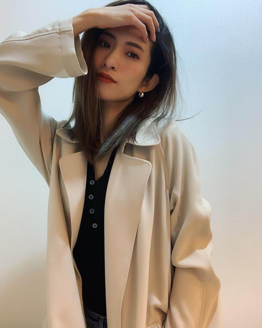 柳めぐみのインスタグラム：「. . 今日は待ちに待った女子会。 喋り倒すんだろーなー。 楽しみだなーー🤩 それにしてもいきなり冬になったね。 皆さん体調崩さないようにお気をつけ下さいませ🙂 . #女子会 #ベトナム料理 #喋り倒す会 #トレンチコート #ジャージトレンチ #いきなり冬」
