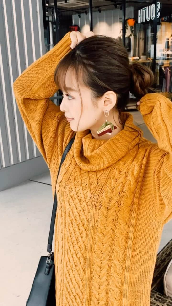 のインスタグラム：「アップヘア♡忙しくてもすぐできるアレンジだから、このアレンジ多いかも🤭癖でちょいちょいほぐしてると夕方くらいにはいい感じにルーズなアップヘアになってる笑 ㅤㅤㅤㅤㅤ メイクはいつもより濃いめのアイシャドウを使ってみたよ♡ ㅤㅤㅤㅤㅤ ㅤㅤㅤㅤㅤ #アップヘア #ヘアアレンジ #おだんごアレンジ #おだんごヘア #ブラウンメイク #メイク #秋メイク」