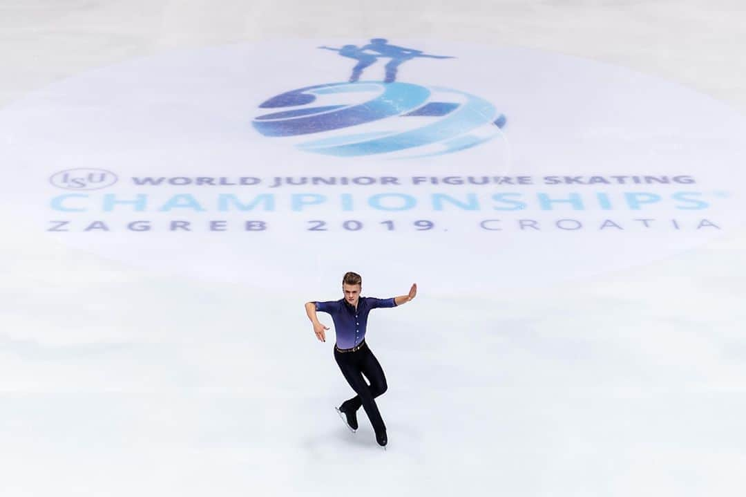 ISUグランプリシリーズさんのインスタグラム写真 - (ISUグランプリシリーズInstagram)「🔴 Streaming Now! On the "Skating ISU" YouTube channel you can watch the Junior Men Short Program from the World Junior Figure Skating Championships of 2019!⁣ ⁣ 📺 Watch from the link in our bio!⁣ #UpAgain #WorldJFigure #FigureSkating」10月9日 18時45分 - isufigureskating_x