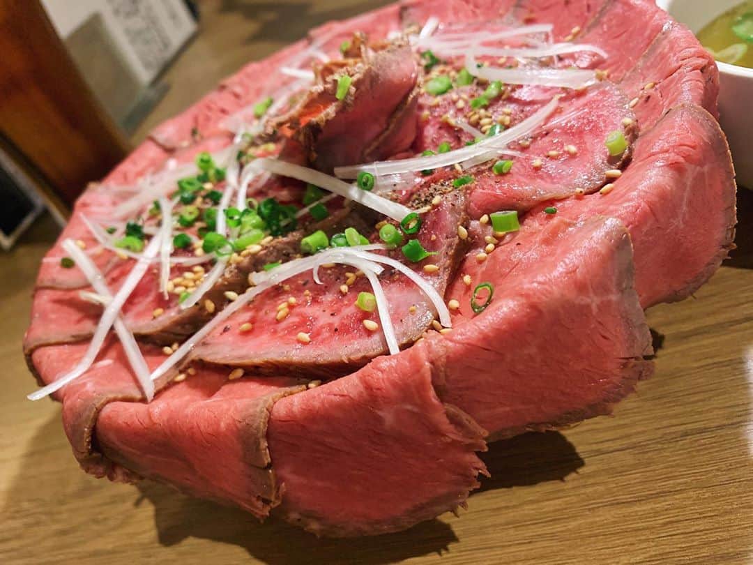 唯一無二の絶品グルメさんのインスタグラム写真 - (唯一無二の絶品グルメInstagram)「【浅草焼肉 たん鬼】 @浅草駅から徒歩2分  花びらのように咲き誇る「鬼く丼」を食べられるお店。  レアに仕上げたお肉が丼からはみ出る圧巻のビジュアルで、柔らかなお肉を白米と一緒にかきこめば食欲は止まらない！ 目の前に焼き網もあるので炙って食べる事もできます！  タレは焼肉のタレ・おろしダレ・コチュジャンの3種が用意されているので味の変化も楽しめます！  鬼く丼は2800円。  ランチ限定メニューです！ YouTubeチャンネルにも投稿しています！  【コロナ対策】 ※入店時に検温あり ※入口に消毒液あり ※ダクトから換気  📍東京都台東区花川戸1-5-4 プラド浅草  #浅草グルメ #浅草ランチ #asakusatokyo  #肉丼 #肉スタグラム」10月9日 18時46分 - muni_gurume_japan