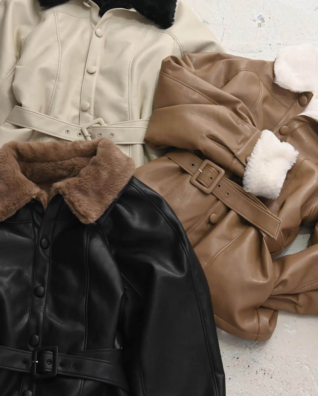 Yumaikaさんのインスタグラム写真 - (YumaikaInstagram)「ストーリーでも大好評の 3way belt leather eco far🤎✨  気持ちいいから新作のキャミで肌触り満喫。🤤秋ならではの着方✌🏾  冬には　中もたっぷり着込めるオーバーサイズです☺︎  取り外せるからファーコートとしても、レザージャケットとしても👌🏾　欲張りなouter😋  一緒に着れば防寒対策はこれでばっちりなのだ🌞♡  カラー展開もかわいいからチェックしてね🙈 @helioslivin_official  #helioslivin」10月9日 18時47分 - _yumaika_