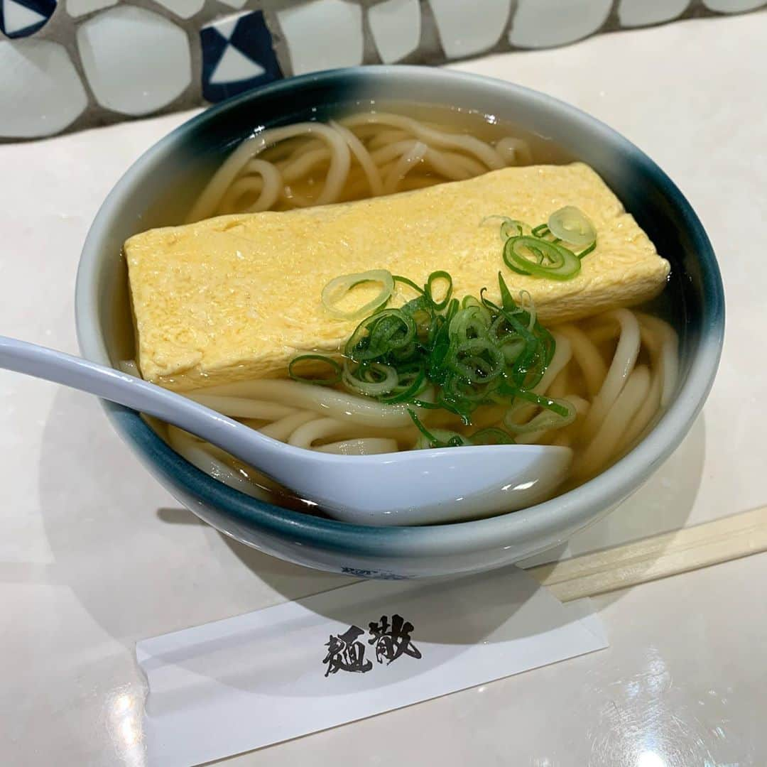 りょうくんグルメさんのインスタグラム写真 - (りょうくんグルメInstagram)「【原宿　麺散】 韓国風の卵とじうどん！ ㅤㅤㅤㅤㅤㅤㅤㅤㅤㅤㅤㅤㅤ 🏠#原宿　#麺散 🚶‍♂️明治神宮前駅徒歩3分 原宿駅徒歩8分 📖卵とじ(¥950) ㅤㅤㅤㅤㅤㅤㅤㅤㅤㅤㅤㅤㅤ 大好きな麺散！ 韓国風の卵とじは丸ごと卵焼きが乗った温かいうどん。 分厚くふわふわな卵焼き。 出汁の香りがよい！ 温かいうどんはシンプルなのにめちゃめちゃもちもちで美味しい。 ㅤㅤㅤㅤㅤㅤㅤㅤㅤㅤㅤㅤㅤ 店内はカウンターがあっておひとり様がしやすい！ 卵とじは作るのにちょっと時間かかるから平日に行くのが良いよ！ ㅤㅤㅤㅤㅤㅤㅤㅤㅤㅤㅤㅤㅤ ちなみに休日は行列ができてるけど、平日の15時はめちゃくちゃ空いててオススメ！ ㅤㅤㅤㅤㅤㅤㅤㅤㅤㅤㅤㅤㅤ めっちゃ温まるし最高！！！ ㅤㅤㅤㅤㅤㅤㅤㅤㅤㅤㅤㅤ ㅤㅤㅤㅤㅤㅤㅤㅤㅤㅤㅤㅤㅤ  11:30〜23:00(L.O. 22:30) 定休日火曜日 ㅤㅤㅤㅤㅤㅤㅤㅤㅤㅤㅤㅤㅤ  東京都渋谷区神宮前6-13-7」10月9日 18時48分 - uryo1113