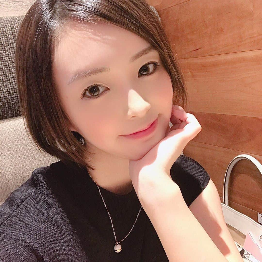 ゆうかさんのインスタグラム写真 - (ゆうかInstagram)「辺見えみりさんが開発したマスカラとアイライナー😍❤️❤️ . アイライナーは太くも細くも自由自在で、にじんだりもしないし、すぐかわいてとっても描きやすい😍 . マスカラは自然に長く太く伸びて、落ちにくく、相当お気に入りです🤗💕 . しかも、まつ毛が伸びる成分も入っているので一石二鳥🥺❤️ . https://tokyo-cosmetics.com/pages/pupila . #PUPILA #matsuiku24mascara #matsuiku24eyeliner #コスメさがすなら #tokyocosmetics_official @tokyocosmetics_official #マスカラ #アイライナー #マツイク #マツイク24 #matsuiku24」10月9日 18時59分 - yuuka_japan