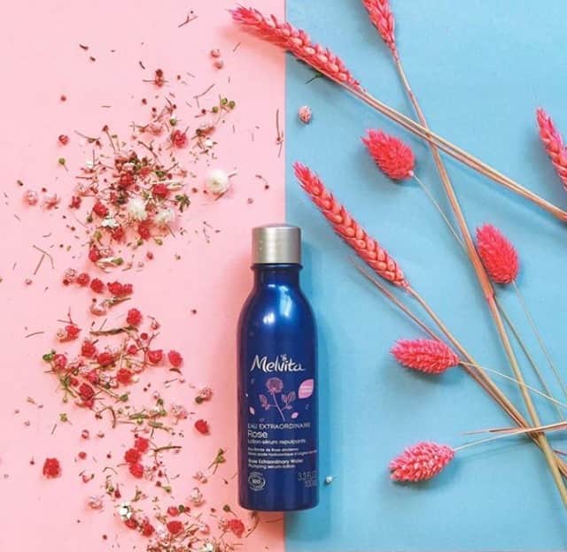 Melvita Officialのインスタグラム：「Peaux sèches, peaux jeunes, peaux matures, vous êtes toutes différentes…  Pourtant, s’il y en a une qui vous met toutes d’accord 👩‍❤, c’est bien la nouvelle lotion-sérum « Eau Extraordinaire de Rose 🌹 Intense Bio ». Vous êtes 90% à trouver votre peau repulpée 💗 après utilisation.  Envie d’essayer ?  #Melvita #bio #gogreen#eauextraordinaire #eauextraordinairederose #serum #acidehyaluronique #repulpant #cosmetiquebio #tonique #lotiontonique」