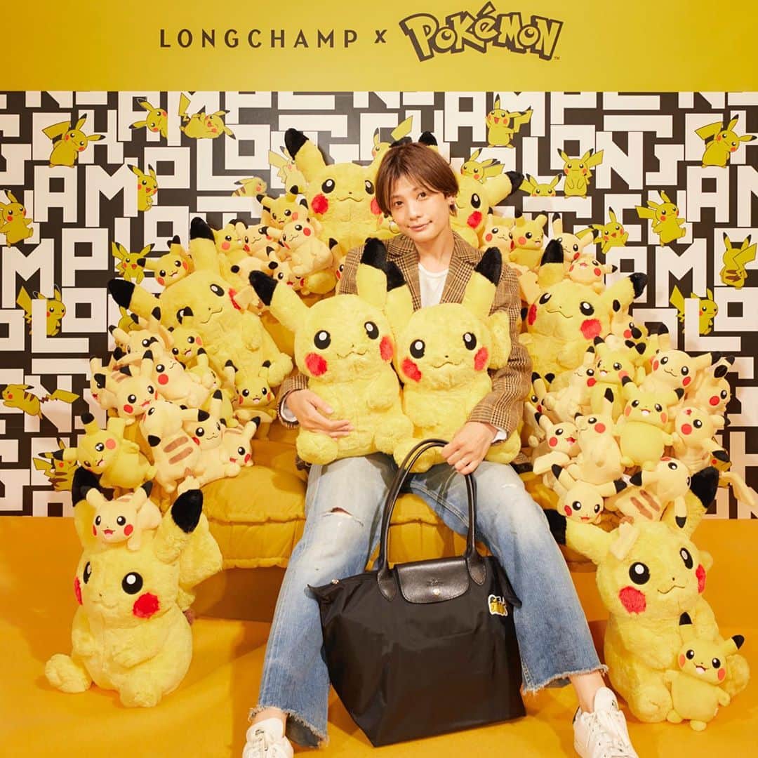 石川瑠利子のインスタグラム：「. . 🌟Longchamp×Pokemon  Launchi Preview🌟 . ピカチューがたくさんいるバッグも、私が持っているピカチューがちょこっといるバッグも可愛い🥳💕 ポケモン好きにはたまらないコラボだね🐥❤️ . . #longchamp #ロンシャン #LongchampxPokemon #pokemon #fashion」