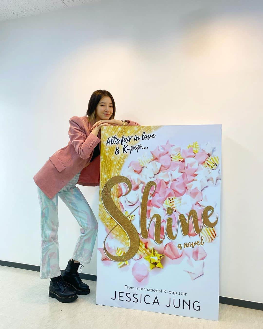 アイリーン・キムさんのインスタグラム写真 - (アイリーン・キムInstagram)「I’m sure ya heard already but my bestie is a NY Times BEST SELLER😏 Congratulations babe so proud of you @jessica.syj 🥺💖 Make sure to #readSHINE ✨ #ShineEveryday」10月9日 18時55分 - ireneisgood