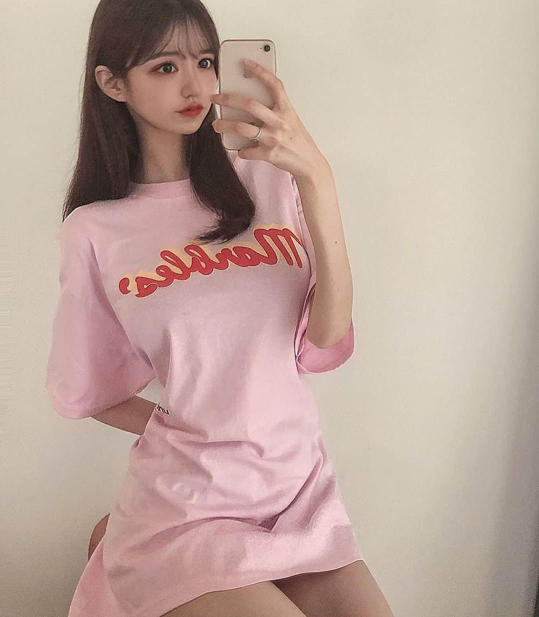 ビビアンさんのインスタグラム写真 - (ビビアンInstagram)「キャンディーみたいな可愛い色のTシャツ🍬 私はちょっとワンピースぽく着たかったのでXLサイズにしました〜  👚 @marbles_official   #marbles #tシャツ #tシャツコーデ #tシャツワンピ #シャツコーデ #ピンク #ピンクtシャツ #鏡越し #今日のコーデ #거울샷 #ファッションコーデ #좋아요반사 #いいね返し  #ファッション #ootd #tshirt #ロゴt #tシャツ女子 #티셔츠 #일본패션 #シャツワンピ #カジュアルコーデ #カジュアルファッション #カジュアルスタイル」10月9日 18時56分 - nightratherthanday252525