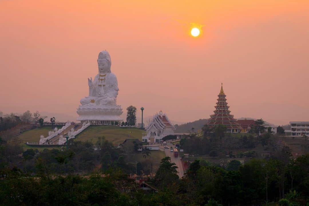 タイ国政府観光庁さんのインスタグラム写真 - (タイ国政府観光庁Instagram)「・﻿ ＼✨今週も1週間お疲れ様でした✨／﻿ ﻿ 「ワット・フアイ・プラカン」の仏像と夕日の写真をお届け📸﻿ ﻿ チェンライにあるこの寺院は、もともと修行者のための場として建造されました🙏大きく真っ白な観音像が目を引きますよね👀ランナーと中国のスタイルが融合した9階建ての仏塔も見ごたえがあります✨﻿ ﻿ ちなみに観音像の内部はエレベーターで上ることができ、23階の窓からはチェンライの美しい街並みが広がります💡﻿ ﻿ 皆さま、体調に気をつけてよい週末をお過ごしください☺️﻿ ﻿ #タイ #チェンライ #タイ寺院 #お寺巡り #お寺好きな人と繋がりたい #歴女 #ゆうやけこやけ部 #こんなタイ知らなかった #もっと知りタイ #タイ旅行 #バンコク旅行 #チェンライ旅行 #旅好きな人と繋がりたい #旅行好きな人と繋がりたい #海外旅行 #thailand #chiangrai #chiangraitrip #wathuaiplakang #temple #sunset #amazingthailand #thailandtravel #thailandtrip #thai #thaistagram #lovethailand﻿ ﻿」10月9日 18時57分 - amazingthailandjp