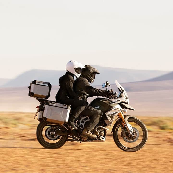 のインスタグラム：「Tiger 900シリーズにはTiger 900の実用性、快適性、パフォーマンス、スタイルを強化するため、2つのインスピレーションキットと65種以上のTriumph純正アクセサリーがあります。 コンフィグレータを使ってカスタムをしてみましょう。  コンフィグレータへは下記URLよりアクセスください。 https://fal.cn/3aOFt  #TriumphOfficial #tiger900 #ForTheRide #タイガー900 #トライアンフはかっこいい #バイク #バイク好きな人と繋がりたい #バイクのある風景 #バイクが好きだ#バイク好き #バイク乗りと繋がりたい #理想のライドがそこにある#triumph #トライアンフ乗りと繋がろう2020秋」