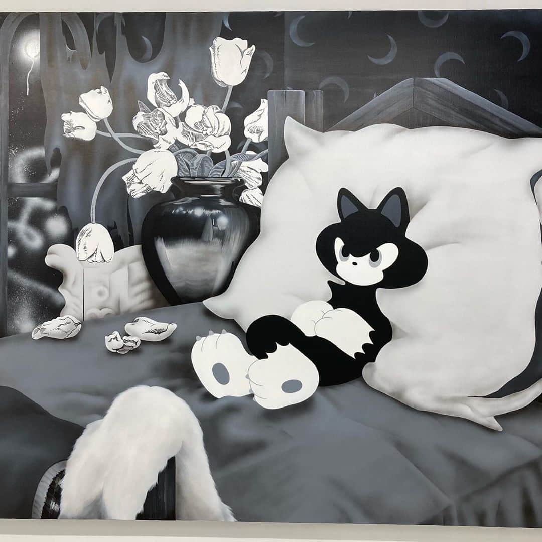 のインスタグラム：「【イベント取材】東京を拠点に活動する、今注目のアーティスト タイド（TIDE）の個展「DEBUT」が渋谷 Common Galleryで今週末まで開催中！　TIDEが描くのは、2次元的に描かれる「生き物」と3次元的に描かれる「もの」で構成されるモノクロの世界観。「IDETATSUHIRO」名義で作家活動を行ってきたTIDE。同展は作家名を一新してから初めての“DEBUT”ソロエキシビションとなります。」