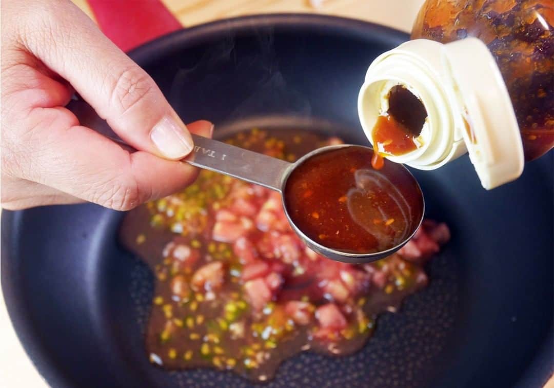 エバラ食品さんのインスタグラム写真 - (エバラ食品Instagram)「明日の食卓にぴったりの肉巻き☆ . 明日10月10日は、語呂合わせでトマトの日！中の具材にもソースにも、トマトを使った肉巻きを作りました♪ . ソースは細かくしたトマトに「 #黄金の味 」を加えて煮詰めています＾＾程よい酸味とコクのバランスが絶妙ですよ＾＾ . トマトづくしの肉巻き、ぜひお試しください(*^_^*) . ＜材料 2人分＞ 豚バラ薄切り肉 200g トマト(中玉) 2個 ピザ用チーズ 60g エバラ黄金の味 大さじ2 小麦粉 適量 塩こしょう 少々 オリーブ油 適量 バジル 適宜 . ＜作り方＞ 【1】トマトはヘタから1.5cm下を切り、スプーンで中身をくり抜きます。くり抜いたトマトの中身は刻んでおきます。 【2】トマトの内側の水分を軽く拭き取り、チーズを詰め、切り落とした部分で蓋をして、小麦粉を全体に薄くまぶします。 【3】豚肉を広げ、塩こしょうをして小麦粉を薄くふりかけ、【2】をのせて巻きます。 【4】フライパンに油を熱し、【3】を転がしながら焼き、全体に焼き色がついたら、蓋をして弱火で約15分蒸し焼きにします。 【5】別のフライパンに【1】のトマトの中身と「黄金の味」を入れて火にかけ、軽く煮詰めてソースにします。 【6】器に【4】と【5】を盛り付けて、できあがりです。 ※お好みでバジルを添えてお召しあがりください。 . #エバラおいしいレシピ #エバラ食品 #おうちごはん #レシピ #料理好きな人とつながりたい #トマトの日 #トマト #肉 #豚肉 #肉巻き #チーズ #バジル #夜ごはん #デリスタグラム #instafood #foodstagram #黃金烤肉醬 #おうちでできること」10月9日 19時00分 - ebarafoods