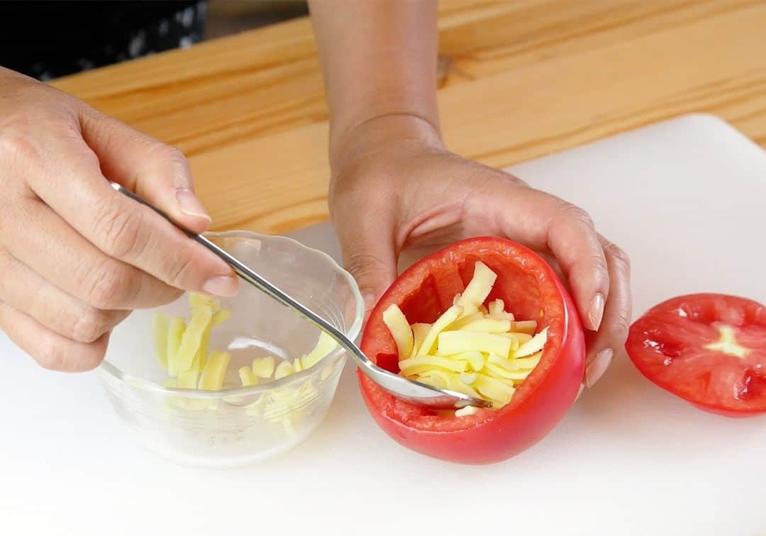 エバラ食品さんのインスタグラム写真 - (エバラ食品Instagram)「明日の食卓にぴったりの肉巻き☆ . 明日10月10日は、語呂合わせでトマトの日！中の具材にもソースにも、トマトを使った肉巻きを作りました♪ . ソースは細かくしたトマトに「 #黄金の味 」を加えて煮詰めています＾＾程よい酸味とコクのバランスが絶妙ですよ＾＾ . トマトづくしの肉巻き、ぜひお試しください(*^_^*) . ＜材料 2人分＞ 豚バラ薄切り肉 200g トマト(中玉) 2個 ピザ用チーズ 60g エバラ黄金の味 大さじ2 小麦粉 適量 塩こしょう 少々 オリーブ油 適量 バジル 適宜 . ＜作り方＞ 【1】トマトはヘタから1.5cm下を切り、スプーンで中身をくり抜きます。くり抜いたトマトの中身は刻んでおきます。 【2】トマトの内側の水分を軽く拭き取り、チーズを詰め、切り落とした部分で蓋をして、小麦粉を全体に薄くまぶします。 【3】豚肉を広げ、塩こしょうをして小麦粉を薄くふりかけ、【2】をのせて巻きます。 【4】フライパンに油を熱し、【3】を転がしながら焼き、全体に焼き色がついたら、蓋をして弱火で約15分蒸し焼きにします。 【5】別のフライパンに【1】のトマトの中身と「黄金の味」を入れて火にかけ、軽く煮詰めてソースにします。 【6】器に【4】と【5】を盛り付けて、できあがりです。 ※お好みでバジルを添えてお召しあがりください。 . #エバラおいしいレシピ #エバラ食品 #おうちごはん #レシピ #料理好きな人とつながりたい #トマトの日 #トマト #肉 #豚肉 #肉巻き #チーズ #バジル #夜ごはん #デリスタグラム #instafood #foodstagram #黃金烤肉醬 #おうちでできること」10月9日 19時00分 - ebarafoods