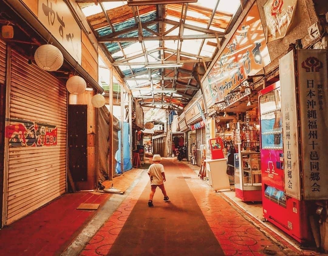Be.okinawaさんのインスタグラム写真 - (Be.okinawaInstagram)「Welcome to Naha’s good old-fashioned shopping arcade. Through the generations, Okinawa people love to shop at arcaded streets because there are many shops, Izakaya and other small businesses to cater their needs.  You may be able to find a tasty treat or some unusual souvenir! A rainy day will not discourage your shopping spree, so enjoy a maze-like arcade.  📍: Ebisu Street・Makishi, Naha City 📷: @growingupinokinawa　Thank you for your lovely picture！  Hold on a little bit longer until the day we can welcome you! Experience the charm of Okinawa at home for now! #okinawaathome #staysafe  Tag your own photos from your past memories in Okinawa with #visitokinawa / #beokinawa to give us permission to repost!  #那覇 #naha #那霸 #나하 #えびす通り #商店街 #streetview #streetphotography #japan #travelgram #instatravel #okinawa #doyoutravel #japan_of_insta #passportready #japantrip #traveldestination #okinawajapan #okinawatrip #沖縄 #沖繩 #오키나와 #旅行 #여행 #打卡 #여행스타그램」10月9日 19時00分 - visitokinawajapan