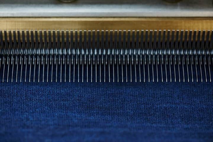 ジョンスメドレーさんのインスタグラム写真 - (ジョンスメドレーInstagram)「Why choose wool? Even when air is cold or damp, a molecular process called ‘heat of sorption’ releases heat, which can be felt by the garment wearer. All fibres do this, but extra fine Merino does it four times as much as nylon and at least double this for polyester.	#WoolWeek #MadeInEngland」10月9日 19時01分 - johnsmedleyknitwear