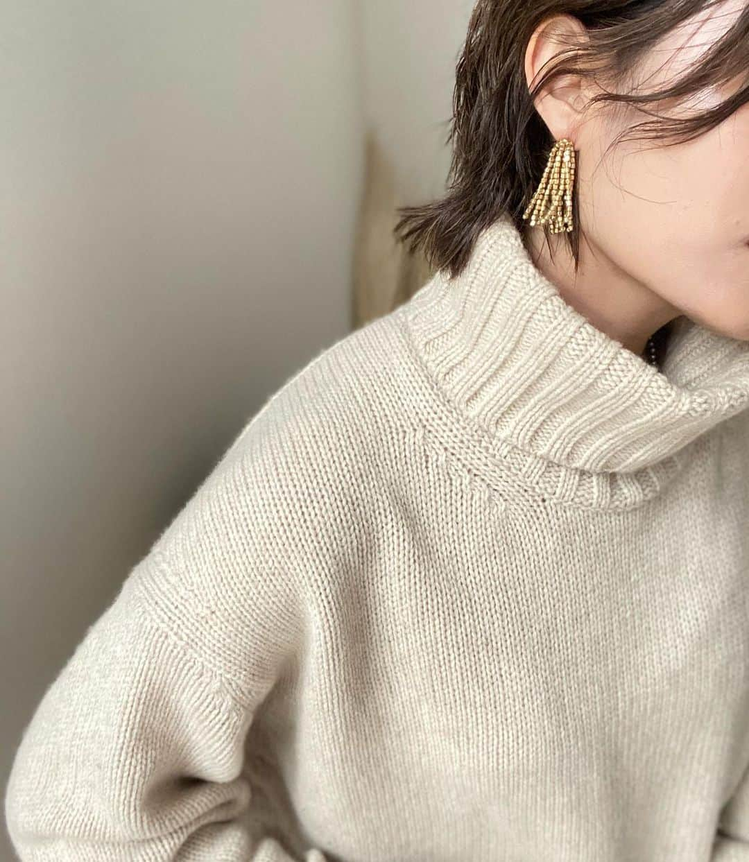 Ayaさんのインスタグラム写真 - (AyaInstagram)「毎年人気の @galerievie_jp  前から持ってるタートルはライトベージュM VネックはライトベージュS クルーネックはグレーS グレーは　室内と日光が当たると違う色に。ニュアンスグレー ♡ #ギャルリーヴィー #GALERIEVIE @tomorrowland_womens  #トゥモローランド #ギャルリーヴィーニット」10月9日 19時01分 - aya_green1010