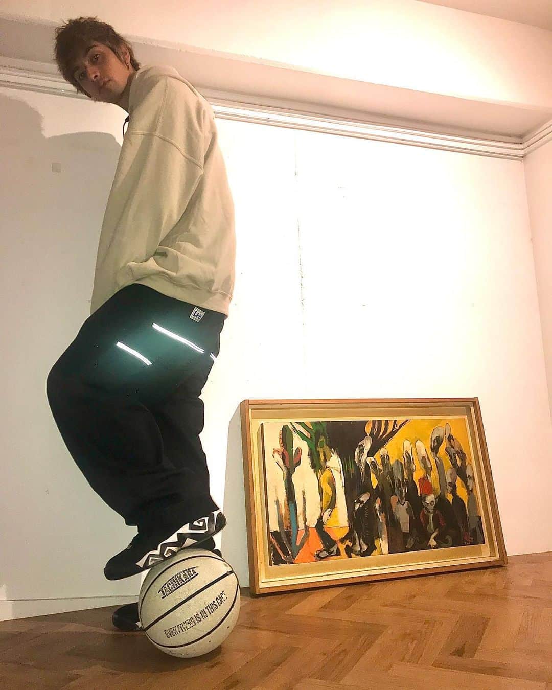 のインスタグラム：「lovin these reflect jeans by @leejeansjp × @narifuri_japan 💡💡 ・ バチバチのストレッチ使用がパフォーマンスなどアクティブなシーンにも大大活躍！ #lee #leejeans #leejeansjp #narifuri #ナリフリ#tachikara」