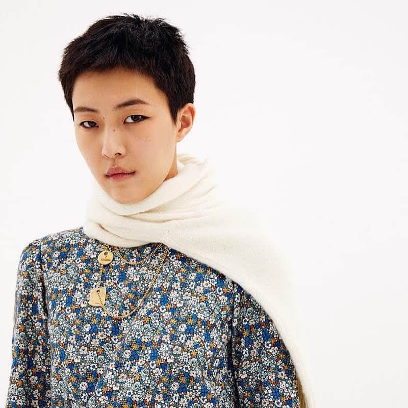 アーペーセーのインスタグラム：「A.P.C. F/W 2020  ⠀ Sohyun is wearing the Léoni jumper in ecru. This blue flower motif is available in the Emmanuelle dress and the Gina shirt. As an accessory, the Louison necklace available in silver.⠀ ⠀ Available in stores and at apc.fr⠀ ⠀ #APC #APCFW20 #Paris」