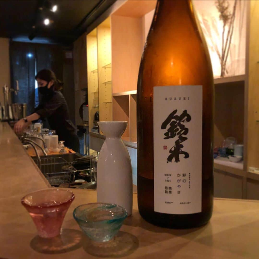 まゆぴちゅーさんのインスタグラム写真 - (まゆぴちゅーInstagram)「🍶💗🍶💗🍶💗🍶💗🍶💗  渋谷ストリームから徒歩5分ほど﻿ 歩いたところにひっそりとある﻿ ﻿ 『日本酒ダイニング sakeba🍶』 @sakeba.shibuya ﻿ ﻿ がとっってもよかった件🥰✨♡﻿ ﻿ 日本酒との相性(ペアリング)を体験﻿ できるお通しから始まり、、、﻿ まずお通しからレベル高いほんと美味しい😭💗﻿ ﻿ 厳選された酒蔵と共同開発によって﻿ 生まれたオリジナル日本酒がメイン﻿ みたいで♡面白い日本酒たくさんっ♡﻿ ﻿ 埼玉県の『鈴木』とか、﻿ 『酒を売る犬　酒を造る猫』とか﻿ ユニークすぎません！？（笑）﻿ ﻿ そしてお料理もほんっっとに﻿ 美味しすぎる和食たちで、、、﻿ ﻿ 美味しい日本酒✖️美味しい和食が﻿ 大好きなまゆはるコンビにはうってつけな﻿ お店を発掘しちゃいました🙈💓！﻿ ﻿ 日本酒をワイングラスでも飲んだの☺️﻿ おしゃれすぎませんか、、、🙊♡（笑）﻿ ﻿ ﻿ あ！お店の方から﻿ こんな素敵なクーポンをいただきました！﻿ ﻿ ✨✨✨✨✨✨✨✨✨✨✨✨﻿ この投稿を提示でお会計10%OFF！！！﻿ ✨✨✨✨✨✨✨✨✨✨✨✨﻿ ﻿ に、なるそうですので皆さんぜひ🍶♡﻿ ﻿ ﻿ ﻿  #sakeba #渋谷日本酒 #日本酒 #日本酒バー  #隠れ家 #隠れ家居酒屋 #ペアリング #japanesesake #sakeba渋谷 #渋谷ごはん #pr #トリドリベース #おすすめ居酒屋 #渋谷飲み #渋谷グルメ #渋谷居酒屋  #和食居酒屋 #都内グルメ #渋谷グルメ #日本酒女子 #自撮り女子 #秋カラー #秋ヘアー #ヘアカラートレンド #ヘアカラーベージュ  #美意識向上 #メイクアップ #マツエクデザイン」10月9日 19時05分 - mayu_03pichu