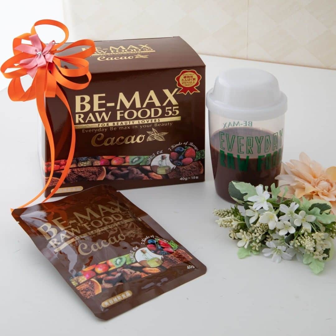 ビーマックスさんのインスタグラム写真 - (ビーマックスInstagram)「bemaxinfo【BE-MAX RAW FOOD 55 Cacao】 秋の新商品発売記念プレゼントキャンペーン！のお知らせです。  BE-MAXの酵素ドリンク【BE-MAX RAW FOOD 55 Cacao】が13日（Wed）から発売となります✨  55種類以上の厳選した野菜・果物・穀物に、タンパク質とポリフェノールたっぷりの100％ピュアココアパウダー をプラス、さらにエネルギーになりやすい今注目のMCTオイルと抗酸化サポートの７種のベリーを配合🍓 酵素・ポリフェノール・乳酸菌のトリプルパワーで、秋の美ボディメイクにご活用ください！ そしてとにかくおいしいです。是非、お試しください💛 お水（または豆乳・牛乳など）をシェイカーに入れ、良く振ってからお飲みください。 ただし、酵素は熱に弱いので、温めないで！  ✨新発売を記念して、抽選で10名様に【BE-MAX RAW FOOD 55 Cacao】1箱（10包入り）をプレゼント✨ オリジナルシェイカー付きです🍓  ～応募方法～ ①	＠bemaxinfo　のアカウントをフォロー ②	この投稿にいいね ③	本投稿をフィードにリポスト ④	＠bemaxinfoのタグ付け  応募期間：10/9（Fri）～10/23（Fri） 当選者にはDMにてお送りいたします。  ※プレゼント発送は日本国内のみとさせていただきます。 たくさんの応募をお待ちしております。  #bemax #bemaxrawfood #enzyme #cacao #ダイエット #たんぱく質  #代謝 #酵素 #乳酸菌 #植物由来 #MCTオイル #ベリー #ピュアココア  #凍結乾燥 #ローフード ＃ポリフェノール #低糖質 #抗酸化 #カカオポリフェノール #カカオ  #美ボディ #美ボディダイエット #オーガニック #healthy #キャンペーン #bemaxcampaign #campaign」10月9日 19時06分 - bemaxinfo