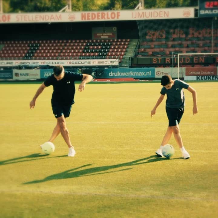 ロビン・ファン・ペルシのインスタグラム：「Like father, like son ⚽❤️ Tiki Taka Touzani is back! Loved being part of the first episode of the new season together with @shaqueelvanpersie 🔥 Tune in tonight at 22:05 on NPO3 @touzanitv 👊」