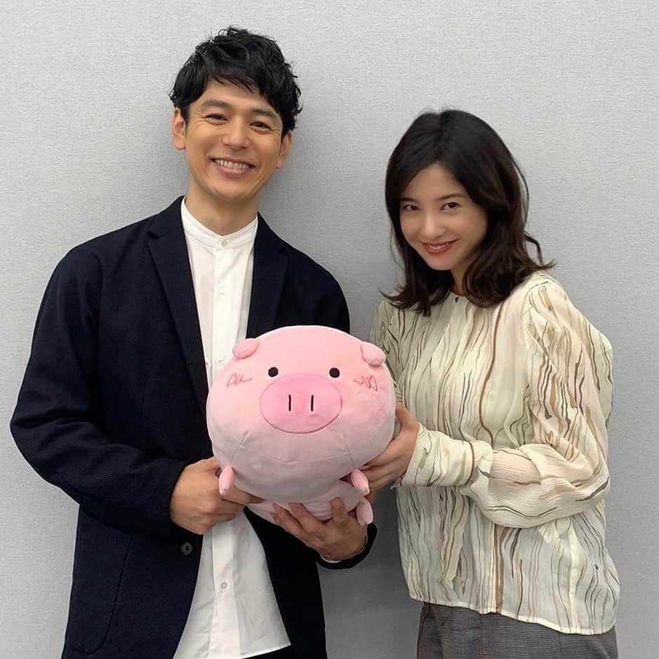 日曜劇場『危険なビーナス』【公式】のインスタグラム：「現場レポート　その12🐖🐖🐖 . . 今日は電波ジャックDAY⚡️ とうかがってお邪魔してきました🥰 . 伯朗さん、楓さんとついにご挨拶できました🥺 朝から長い時間お疲れ様でした‼️ . #Boona が妻夫木さんと手話でやりとりしているのを うらやましく見つめる私🐽 . 私は...手が短くて…手話できないから...😢 . 初回放送まであと2️⃣日🎊 わくわく💓 . . #日曜劇場 #危険なビーナス #東野圭吾 #ブーナス #ブーナスの現場レポート #妻夫木聡 #吉高由里子 #ディーンフジオカ #染谷将太 #中村アン #堀田真由 #結木滉星 #福田麻貴 #3時のヒロイン #R指定 #CreepyNuts #麻生祐未 #坂井真紀 #安蘭けい #田口浩正 #池内万作 #栗田芳宏 #栗原英雄 #斉藤由貴 #戸田恵子 #小日向文世」
