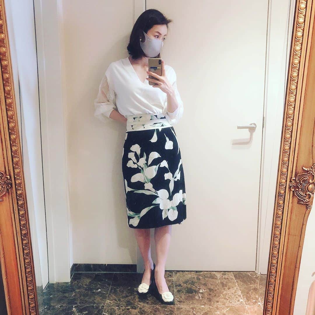 宮崎宣子さんのインスタグラム写真 - (宮崎宣子Instagram)「台風ですね 気をつけて下さい！ 伸びきった髪を切ってきました💛 もう、寒くなってきましたね🥺 足が寒かった…  #tops #gracecontinental   #skirt  #leonard   #shoes  #chanel」10月9日 19時13分 - miyazaki_nobuko