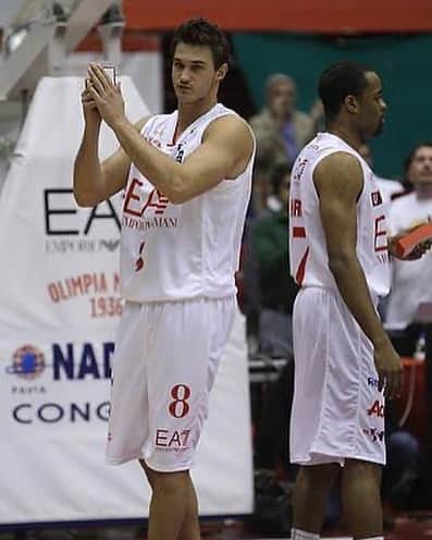 ダニーロ・ガリナリのインスタグラム：「⚪️🔴 Esattamente 9 anni fa il mio secondo esordio con la maglia dell' @olimpiamilano1936」