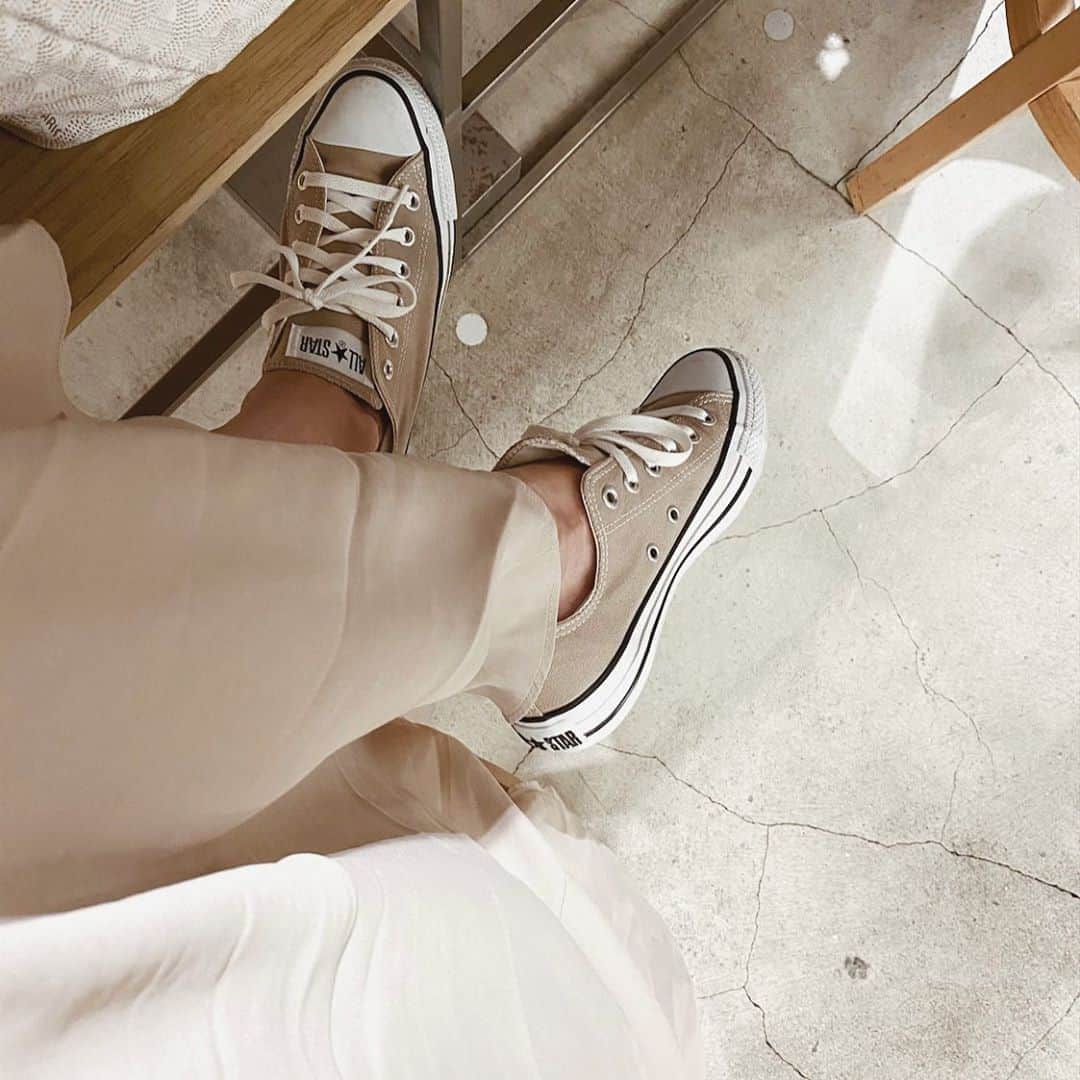 eiko kagamiのインスタグラム：「. . 今年の秋（たぶん冬も）、 ベージュのコンバースがすこぶる大活躍🤎!! . . . . . . #コンバース #スニーカー #大人カジュアル #カジュアルコーデ #サンドレスムーンのお洋服にも #すごく合う🥺🤎」