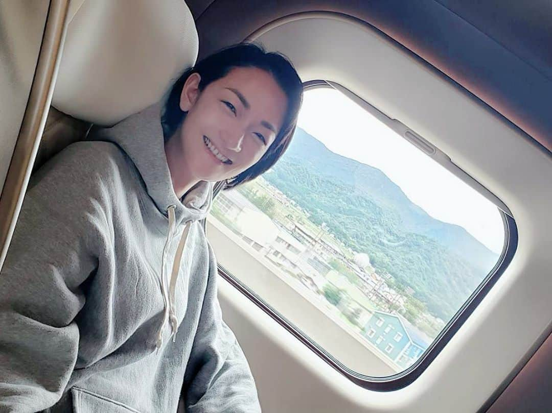 冨永愛さんのインスタグラム写真 - (冨永愛Instagram)「﻿ ﻿ 今日は北陸新幹線🚄に乗ったんだけど﻿ 同行者がめちゃくちゃ鉄子で、E7系に大興奮！﻿ あまりの喜びように﻿ 私まで嬉しくなった🤣﻿ ﻿ #E7系﻿ #鉄子﻿ ﻿」10月9日 19時20分 - ai_tominaga_official