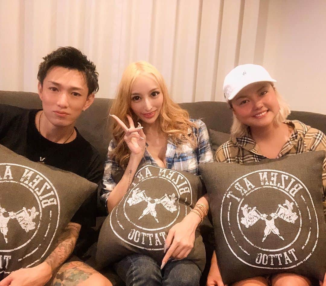 彫師美漸のインスタグラム：「@katosari  @misakiyarimiz ・ 時間差お揃いタトゥー😊🙏 ・ ・ 元々、紗里との繋がりを作ってくれた、やりたん @misakiyarimiz ありがとう😊✨ ・ #刺青 #彫師 #美漸 #彫師美漸 #海老名 #中目黒 #タトゥー #東京タトゥー #tokyo #tattoo #art #fashion #bizenart #bizen #문신　#Bizentattoo  #tattooer #tattooist #tattooartist #tattooart #tattooshop #japanesetattoo」